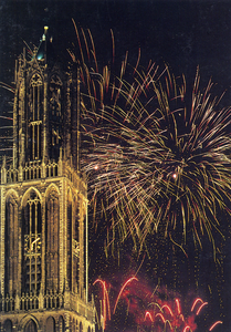 602014 Gezicht op de Domtoren (Domplein) te Utrecht tjidens het afsteken van vuurwerk.